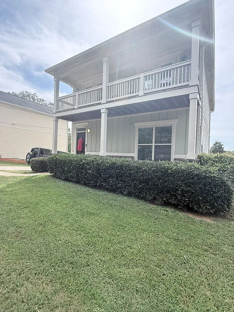 Spacious 5BR/5BA Athens Home with LVP Flooring & Stainless Steel Appliances — Photo 2