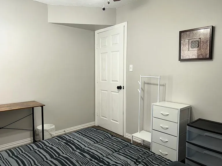 Cloverglen Dr — Photo 2