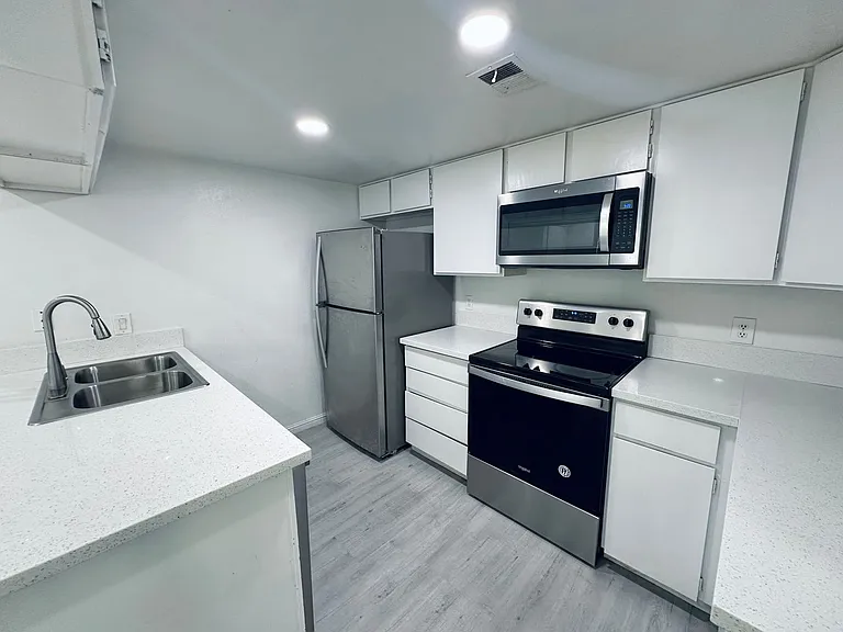 4225 Stewart Ave — Photo 10