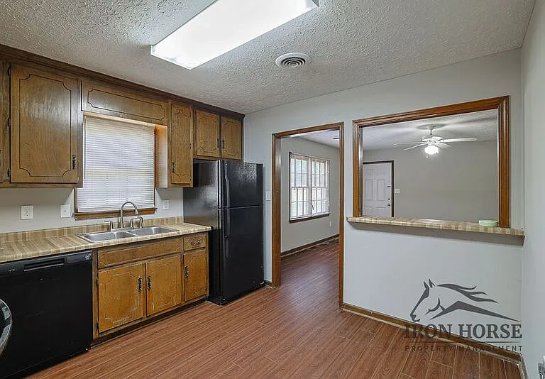 229 N Burson Ave #B — Photo 8