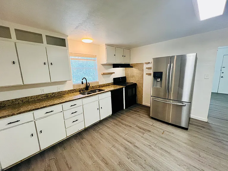 2101 Westchester Dr — Photo 3