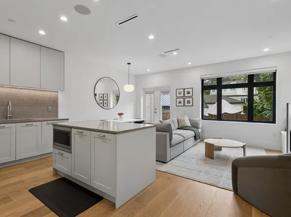1014 E 16th Ave, Vancouver, BC V5T 2W1