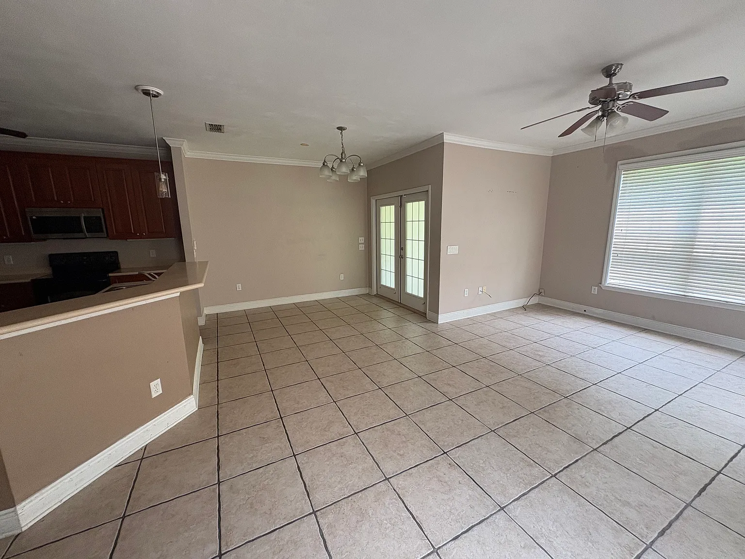 3 bed, 2.5 bath, 1705 sqft, $1,900 — Photo 2