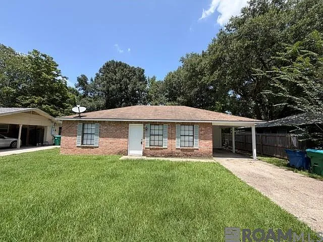 223 Oak St — Photo 1