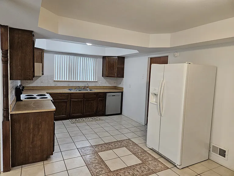 19506 Lloyd St — Photo 6