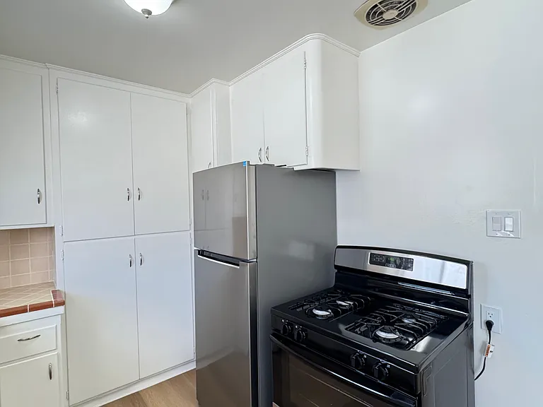 511-515 S. Baldwin Ave — Photo 6