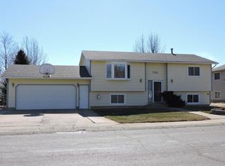 785 25th St W, Dickinson, ND 58601