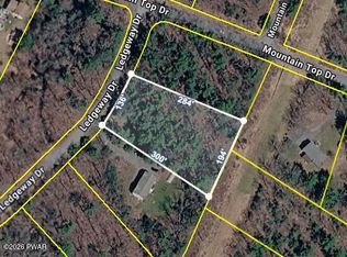 147 Ledgeway Dr, Dingmans Ferry, PA