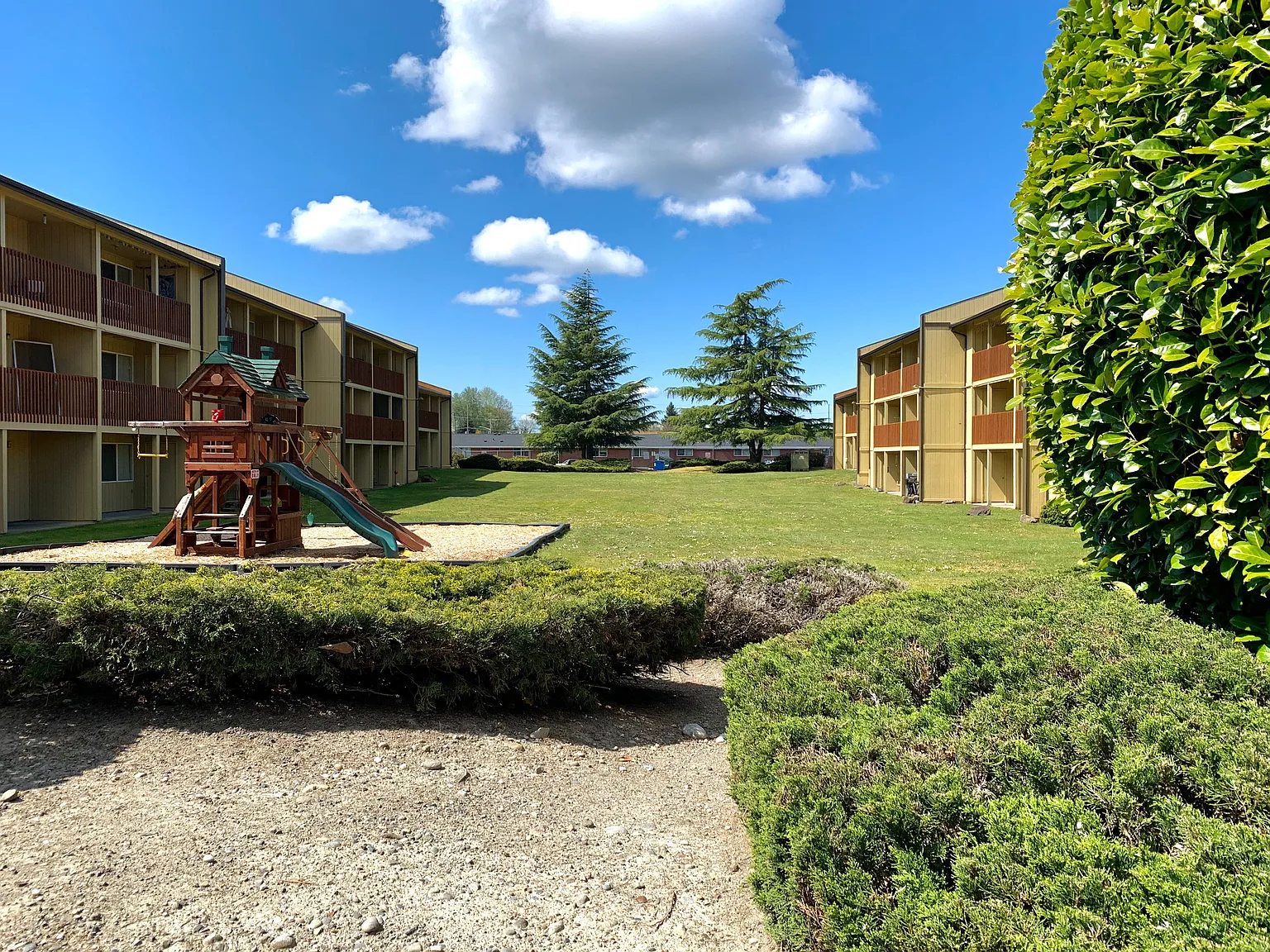 Laurel Court Apartments — Photo 2