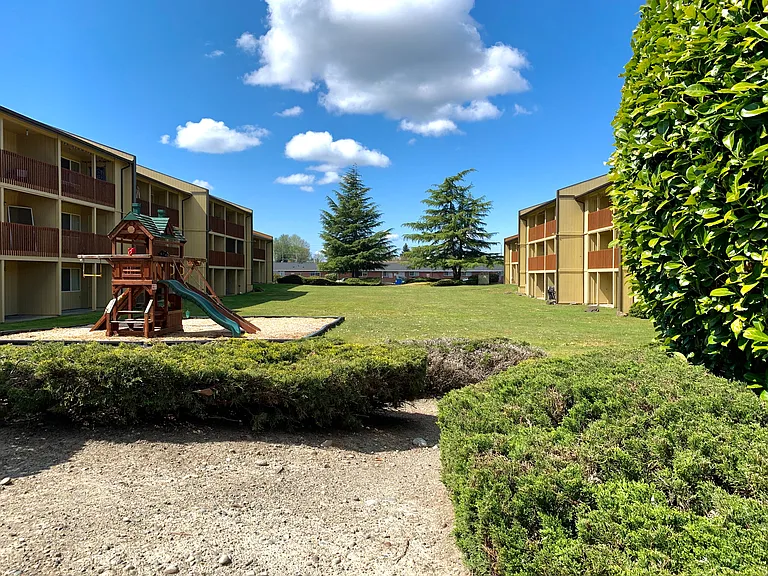 Laurel Court Apartments — Photo 1