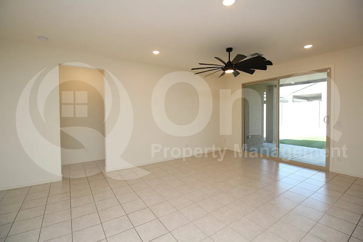 4 bed, 2.0 bath, 2109 sqft, $2,195 — Photo 4