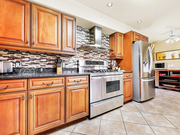 Newer refrigerator and dishwasher. Gas cooktop.