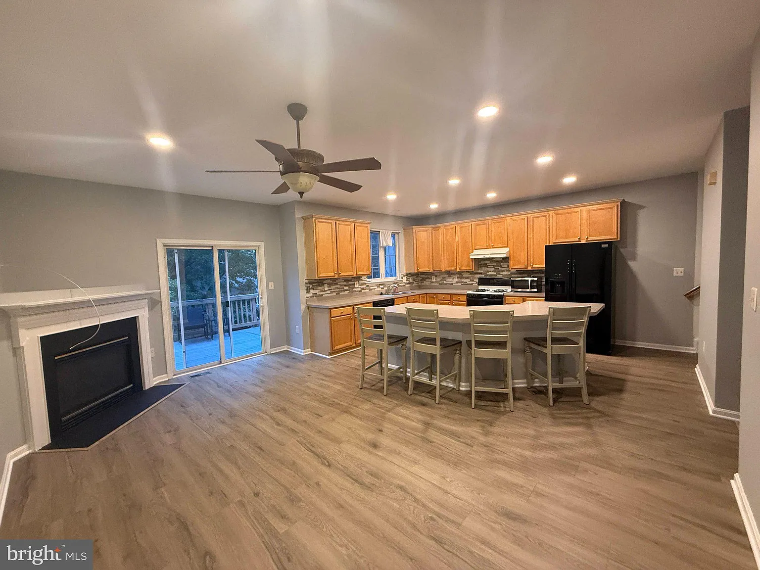 3 bed, 2.5 bath, 2550 sqft, $3,300 — Photo 4
