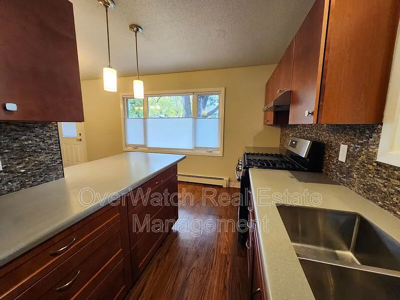 3 bed, 1.0 bath, 1053 sqft, $2,200 — Photo 4
