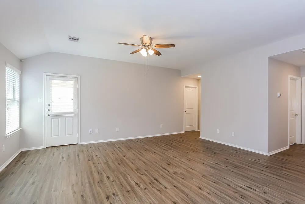 3 bed, 2.0 bath, 1741 sqft, $2,155 — Photo 4
