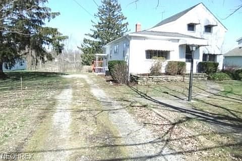 Front view of home situated on over 1+ acres in Mentor.