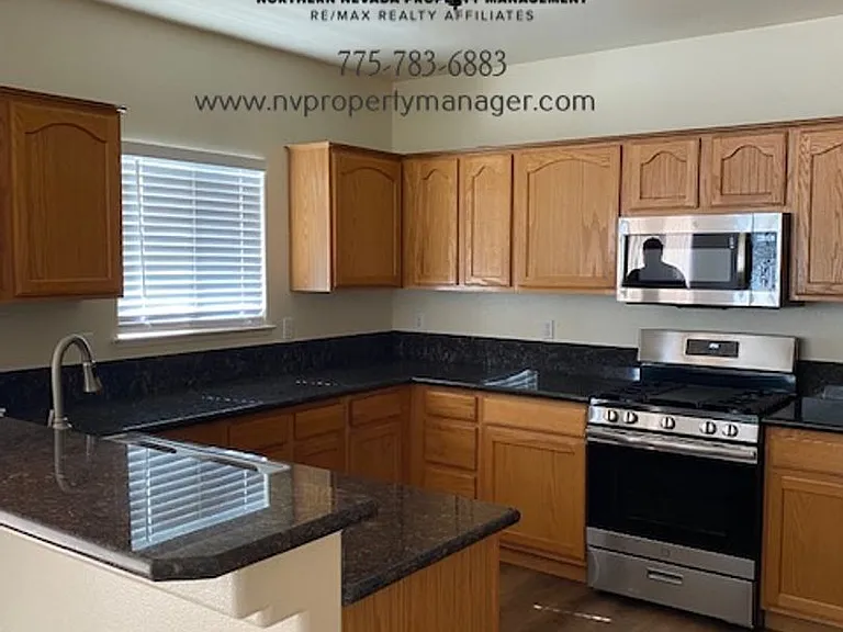 1317 Windsor Dr — Photo 3