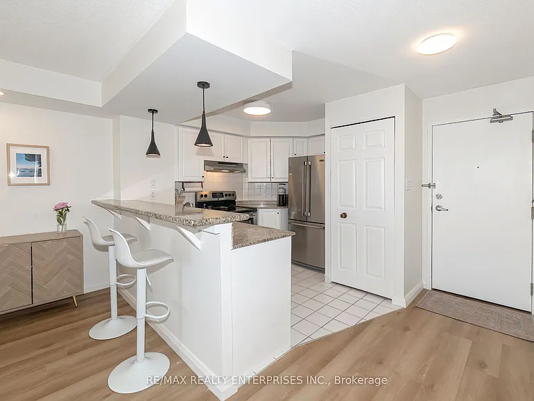 801 King St W #1108 — Photo 6