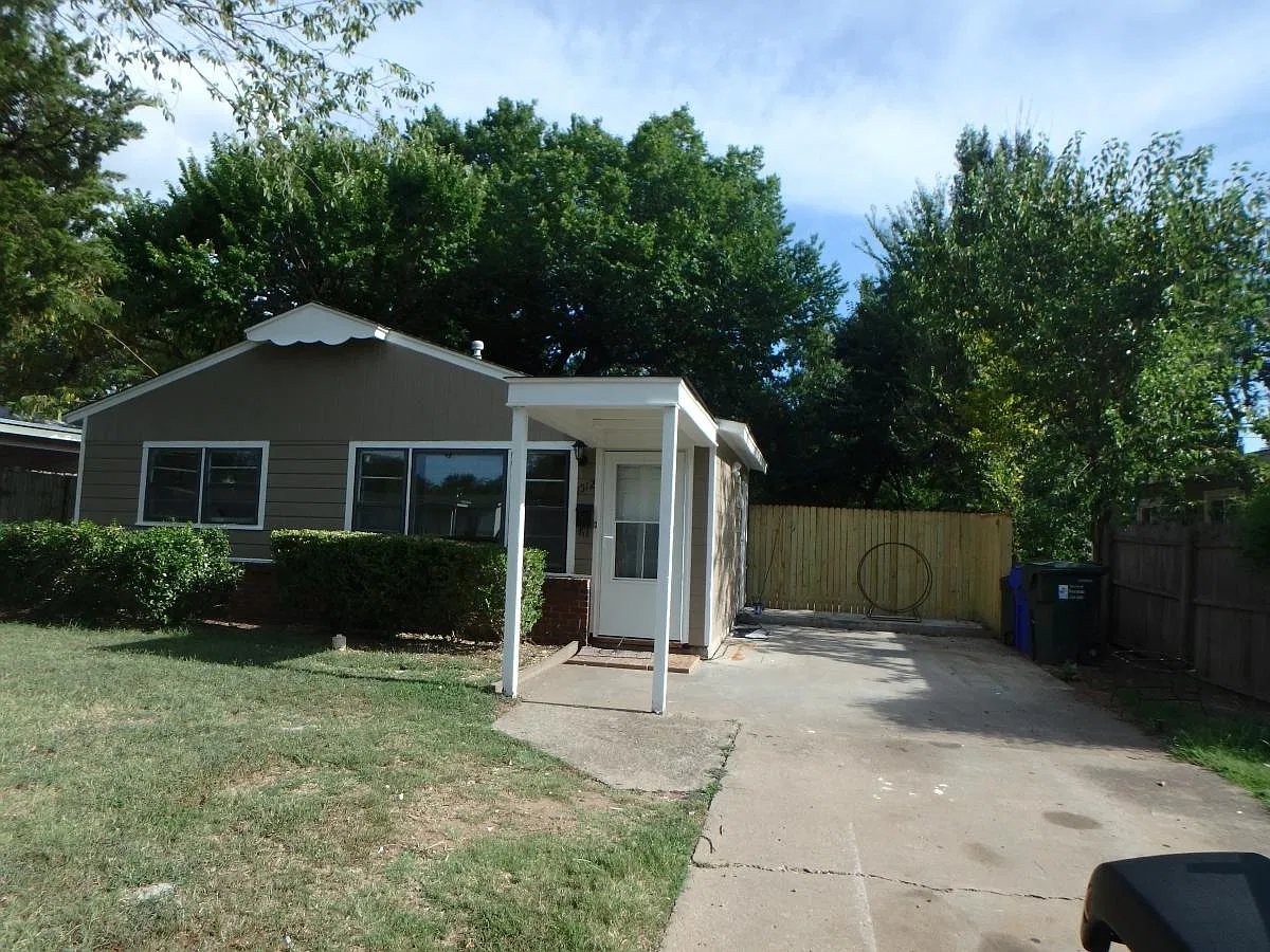 3 bed, 832 sqft, $1,000 — Photo 2