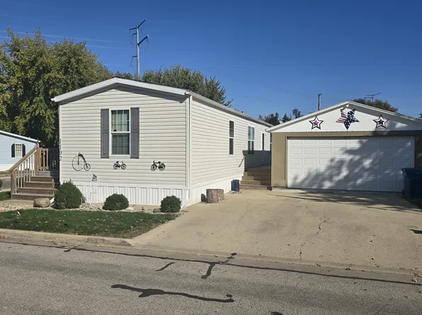 1102 11th St, Bloomington, IL 61704