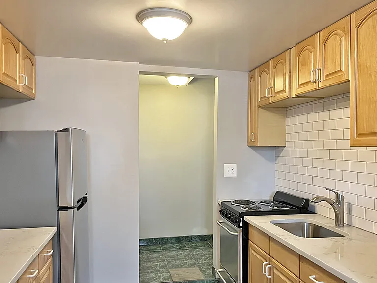 411-419 Thatcher Ave. — Photo 9