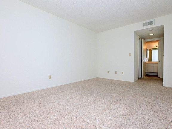 4th image of 27325 Fahren Ct APT 203