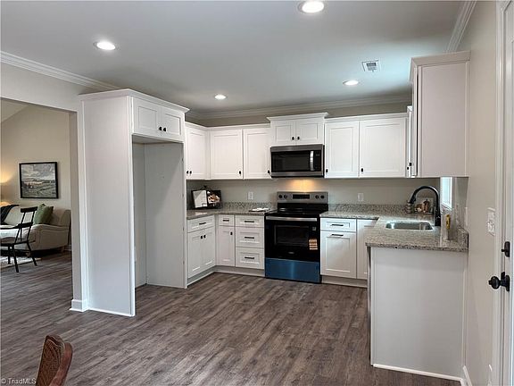 5th image of 164 Holland Ln