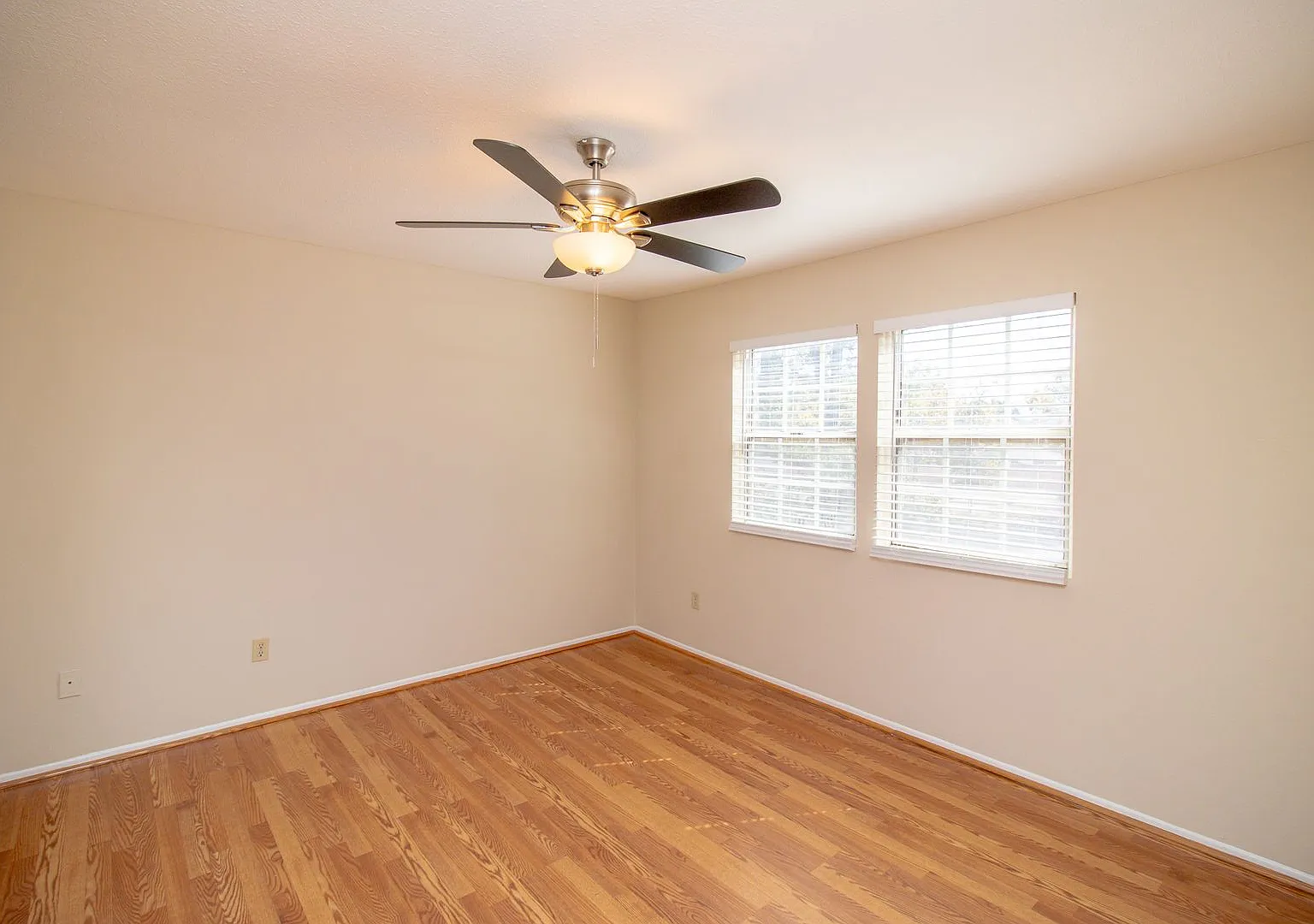 Spacious Home with Granite Kitchen & Large Yard — Photo 4