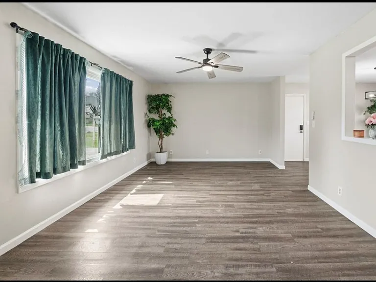 100 Foxwood Ct — Photo 3