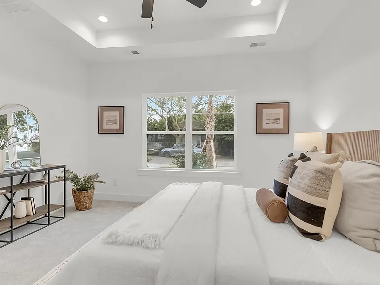 2304 Delano St — Photo 15