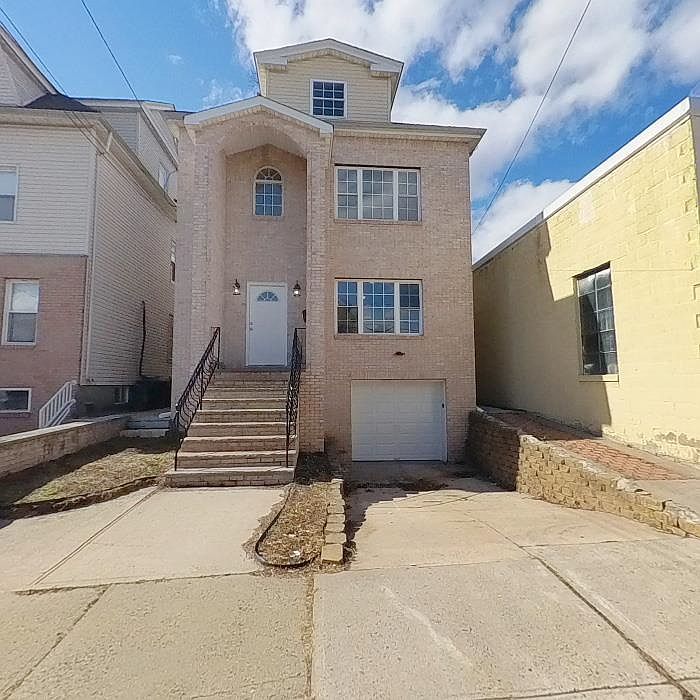 1st image of 547 Elm St