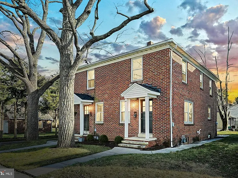 452 W Walnut St — Photo 2