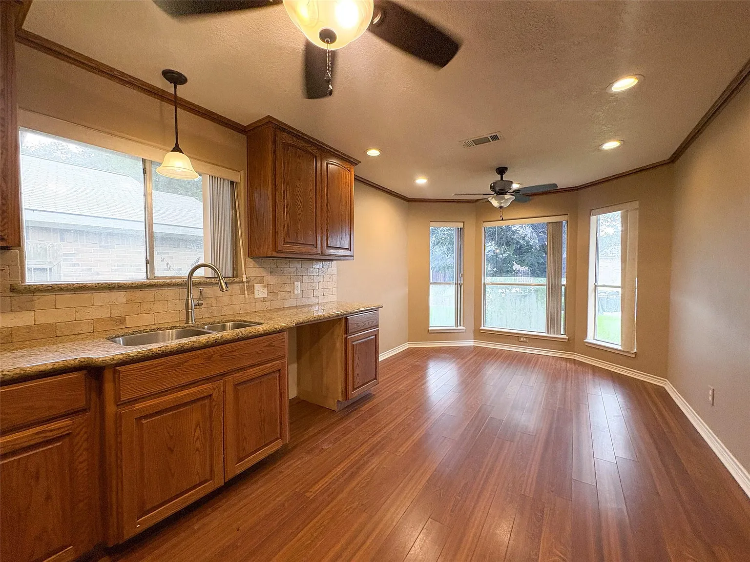 3 bed, 2.0 bath, 1679 sqft, $1,600 — Photo 3