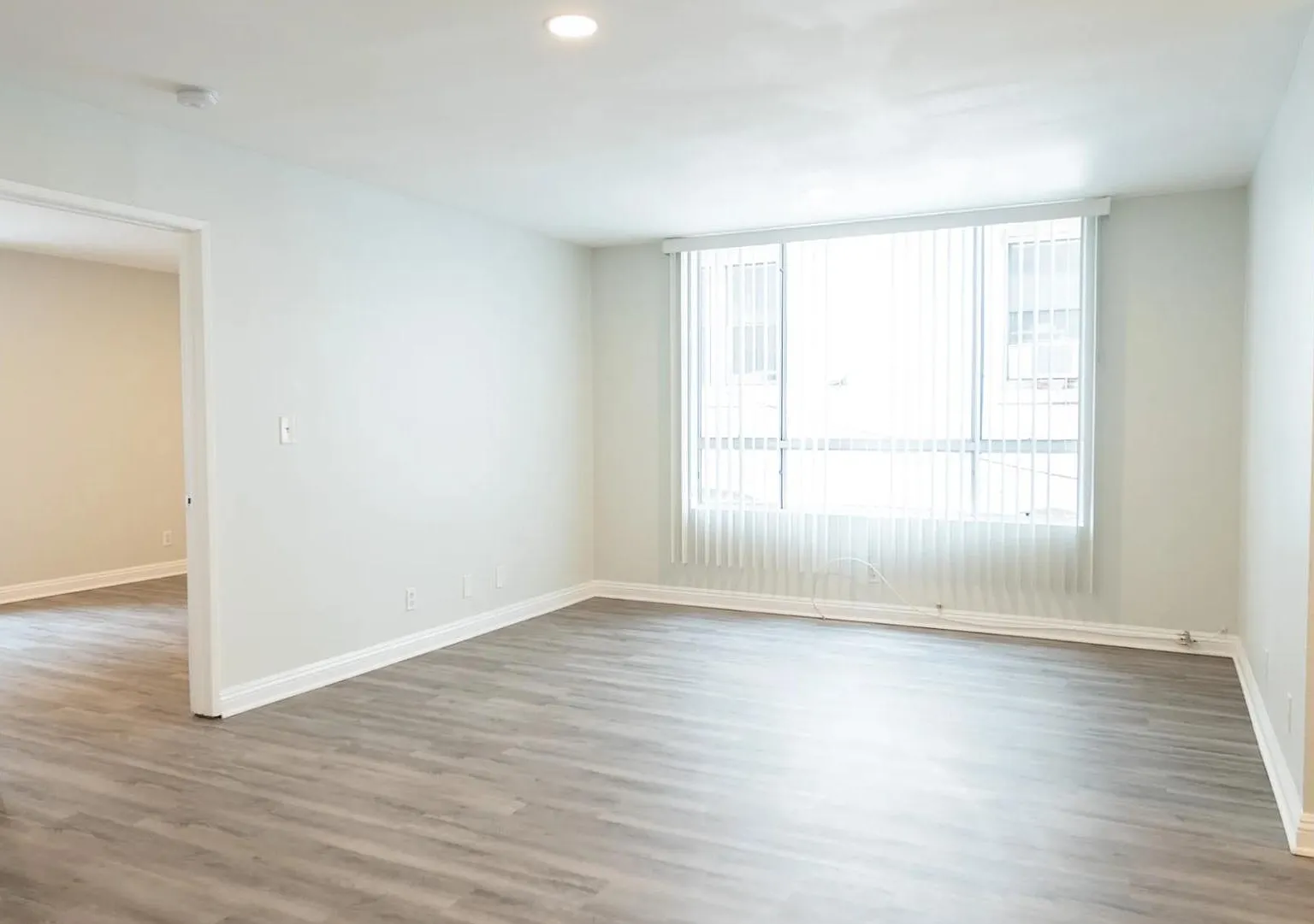 314 South Manhattan Place — Photo 4