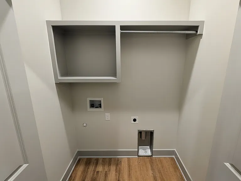 Washer & Dryer hookups