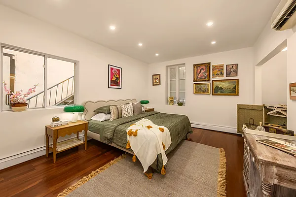 Bedroom, photo 1