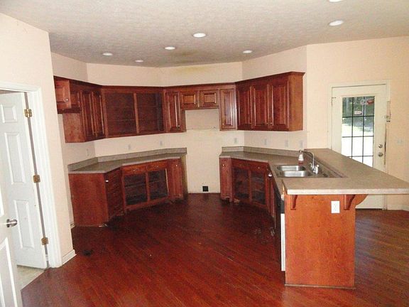 3rd image of 221 Fairway Green Dr