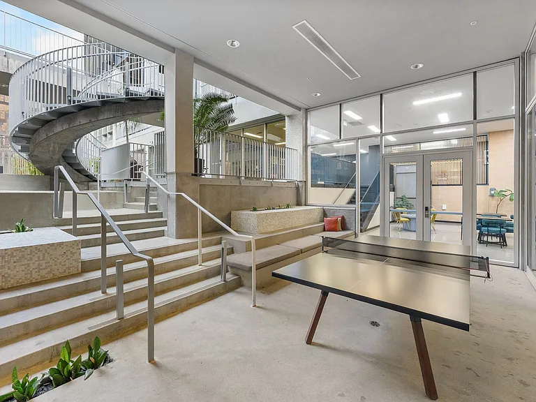 Edison Long Beach — Photo 1