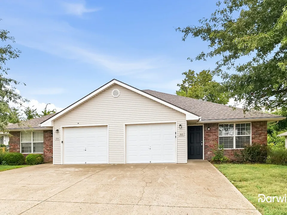 512 NW Woodbury Dr