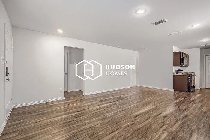 3 bed, 2.0 bath, 909 sqft, $1,449 — Photo 3