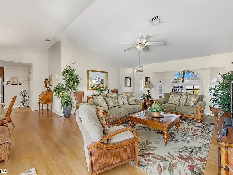 2305 SW 19th Pl — Photo 17