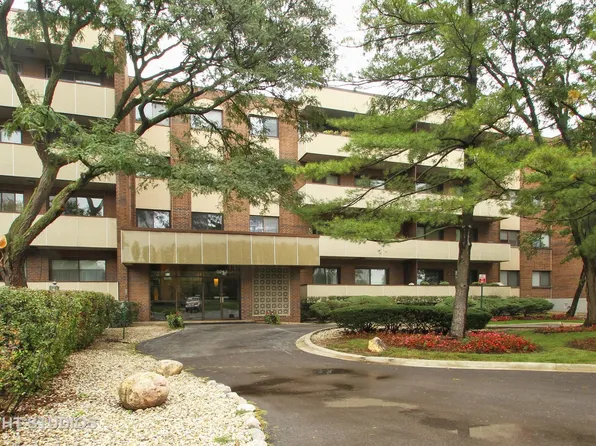 9242 Gross Point Rd #B402, Skokie, IL 60077