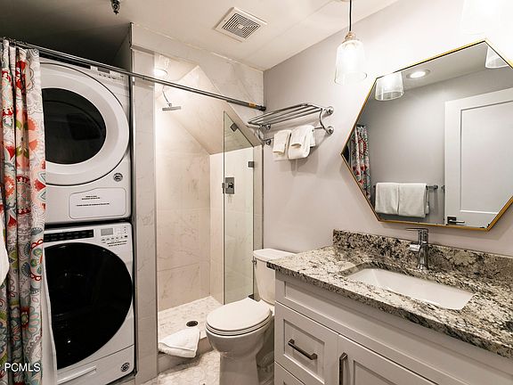 4th image of 1385 Lowell Ave #207