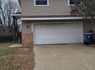 16738 Terrey Pine Dr, Eden Prairie, MN 55347