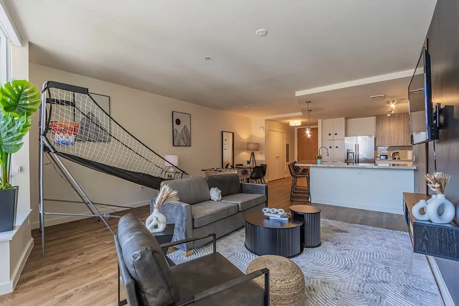 1 bed, 1.0 bath, 1302 sqft, $3,105 — Photo 2