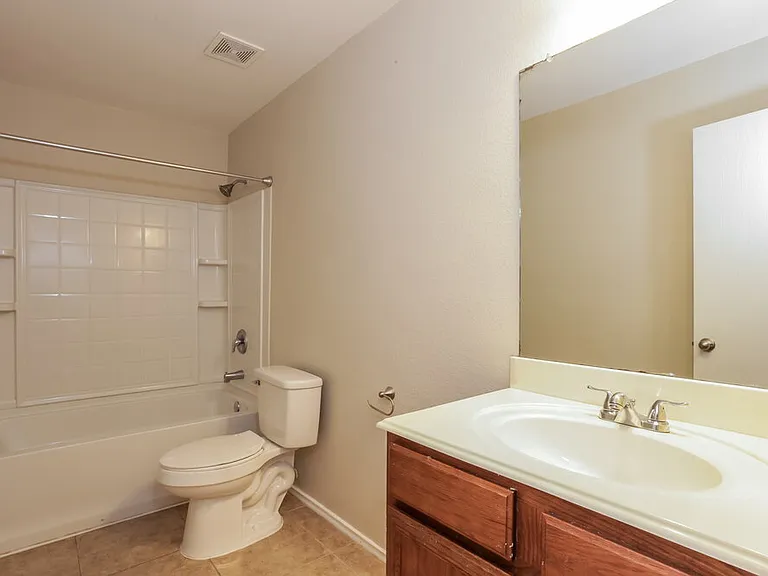 636 Horn St — Photo 15