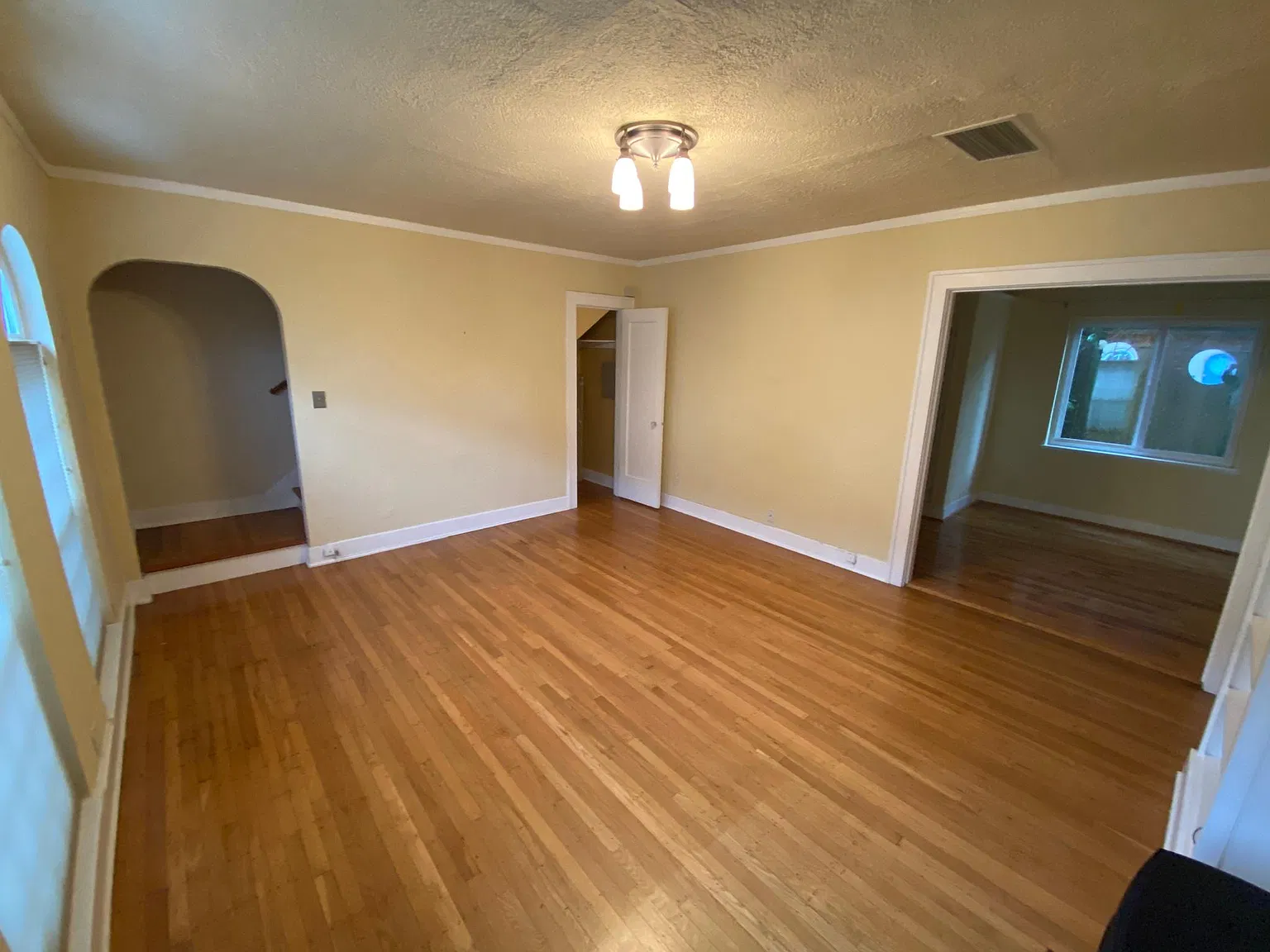 2 bed, 940 sqft, $2,700 — Photo 2