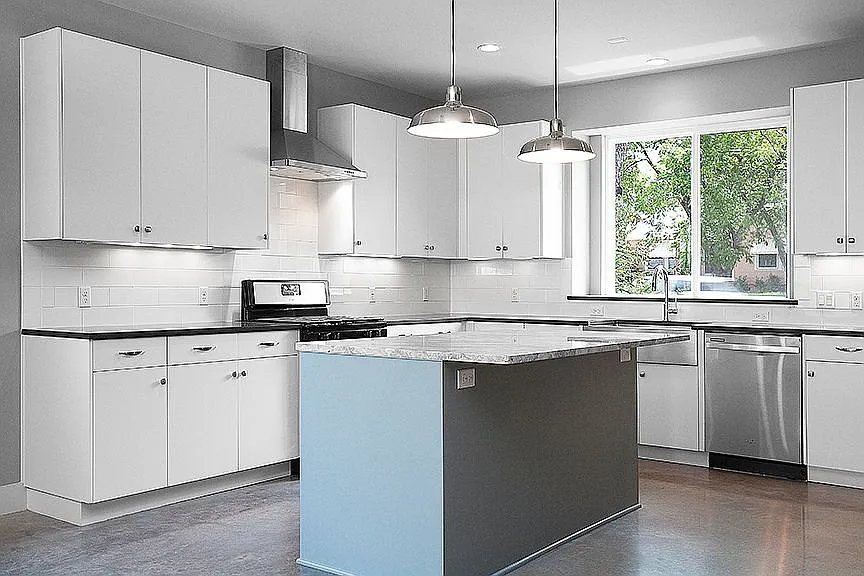 Sleek kitchen w/gas range