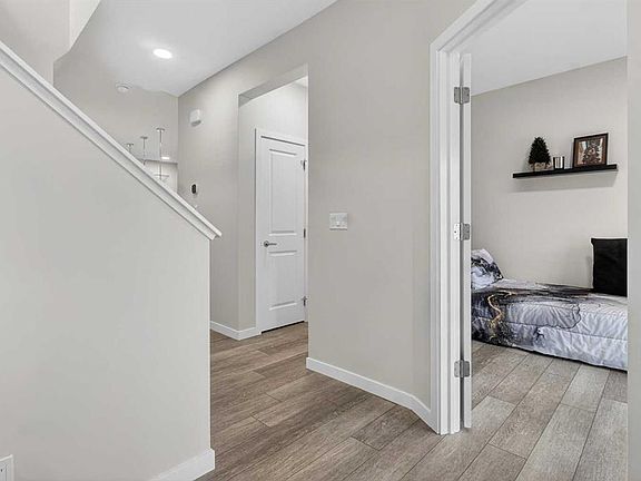 4th image of 321 S Magnolia Way SE