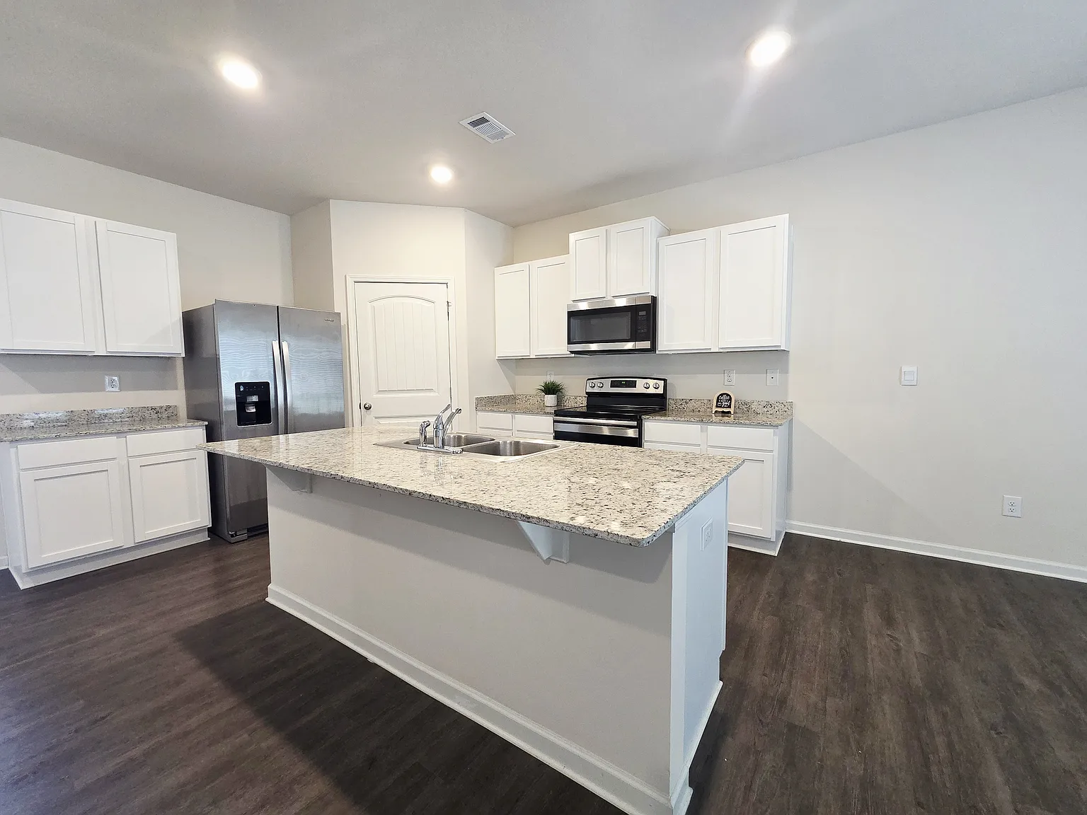 5 bed, 2449 sqft, $2,350 — Photo 4
